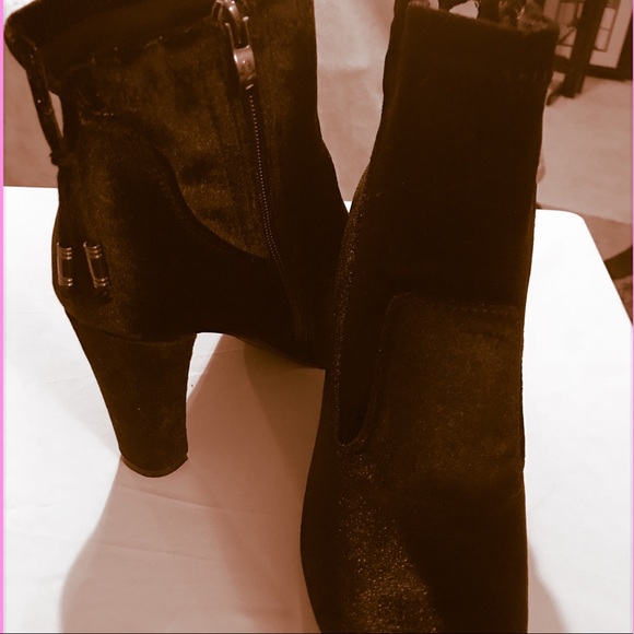 🔥BEAUTIFUL BLACK VELVETY BOOTIES🔥BNIB - Picture 2 of 4